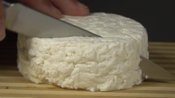 Schneiden Von Weichkäse Camembert Oder Brie Mit Messer Nahaufnahme Innen — Stockvideo