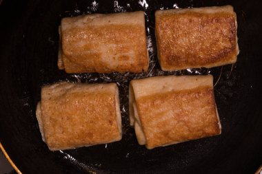 Tavada doldurulmuş krep kızartıyorum. Geleneksel mutfak.