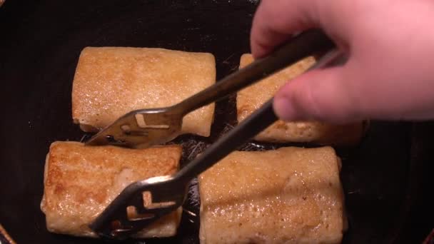 Freír Panqueques Con Rellenos Una Sartén Cocina Tradicional Sartén Llamas — Vídeo de stock