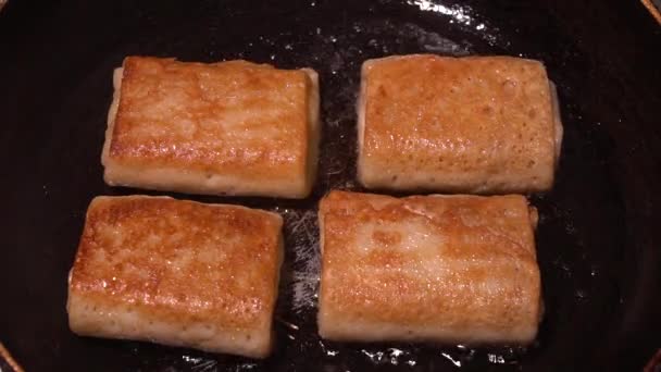 Pannenkoeken Bakken Met Vullingen Een Koekenpan Traditionele Keuken Braadpan Brand — Stockvideo
