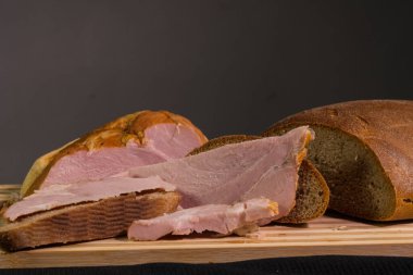 Tahta kesme tahtasında dilimlenmiş jambon. Taze prosciutto. Tahtada.