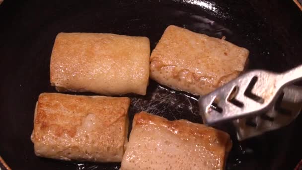 Penggorengan Pancake Dengan Tambalan Pada Wajan Dapur Tradisional Penggorengan Panci — Stok Video