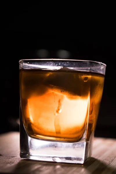 Bicchiere Whisky Fondo Legno Vicino — Foto Stock