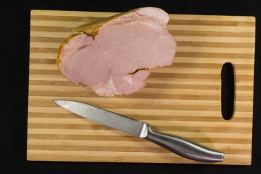 Tahta kesme tahtasında dilimlenmiş jambon. Taze prosciutto. Tahtada.