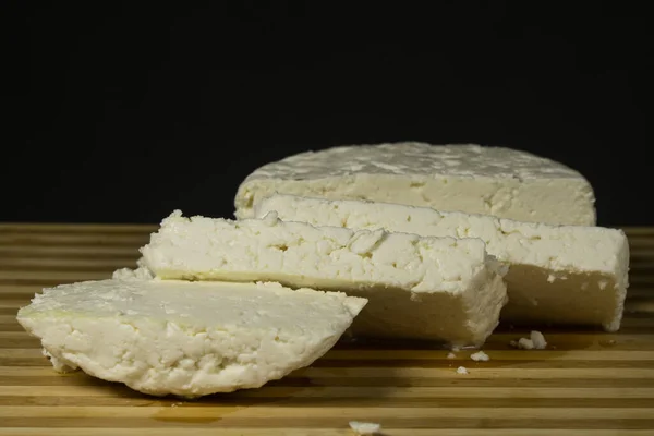Talyan Yumuşak Peyniri Inek Sütünden Yapılmış Bordo Bir Arka Planda — Stok fotoğraf