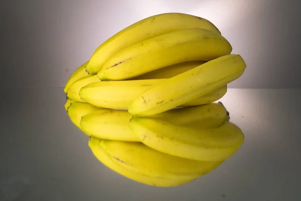 Bananas Amarelas Mesa Espelhamento Imagem Gorizontal Com Espaço Cópia — Fotografia de Stock