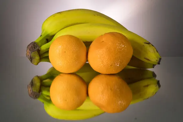 Bananas Amarelas Laranjas Mesa Espelhamento Imagem Gorizontal Com Espaço Cópia — Fotografia de Stock