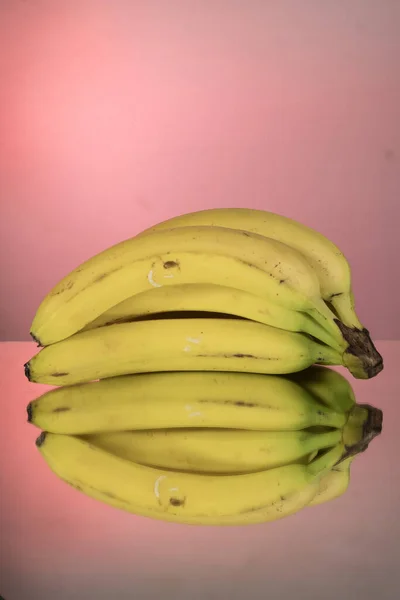 Monte Bananas Mesa Espelhamento Fundo Vermelho Espelho Com Reflexo Isolado — Fotografia de Stock