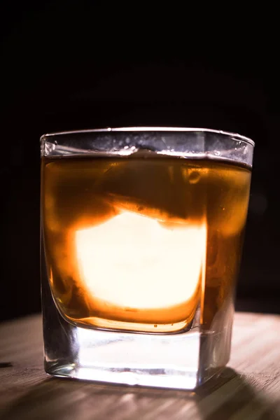 Vaso Whisky Sobre Fondo Madera Cerca Fondo Negro — Foto de Stock