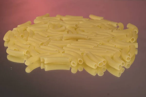 Různé Italské Domácí Syrové Nevařené Špagety Tmavé Textury Zrcadlit Pozadí — Stock fotografie