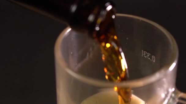 Bartender Pouring Beer Glass Bubbles Close Dark Background — Stock Video