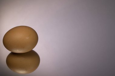 Yumurta kabuğu siyah arkaplanda izole edilmiş. ayna yansıma arkaplanı