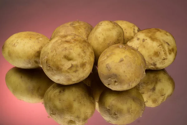 Nieuwe Aardappel Geïsoleerd Rode Achtergrond Van Dichtbij Spiegelachtergrond — Stockfoto