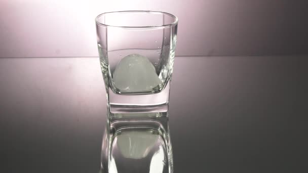 Het Toevoegen Van Ijsblokje Aan Shot Van Wodka Glas Tegen — Stockvideo