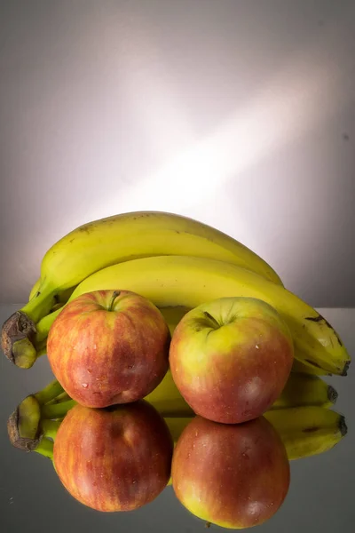 Bananas Amarelas Maçãs Vermelhas Mesa Espelhamento Imagem Gorizontal Com Espaço — Fotografia de Stock