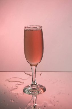 Kırmızı şaraplı bardaklar. Ayna yansıması, pembe arkaplan