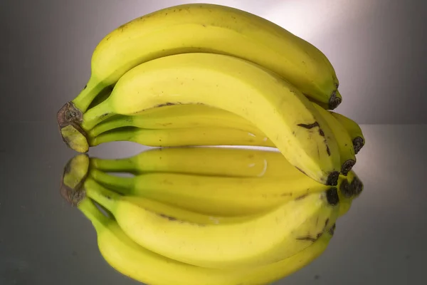 Gele Bananen Spiegeltafel Horizontale Afbeelding Met Kopieerruimte — Stockfoto