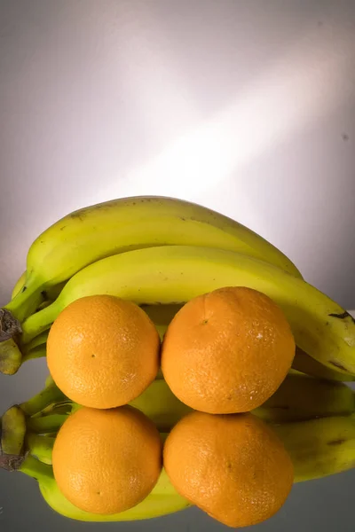 Yellow Bananas Orangess Mirroring Table Vertical Image Copy Space — Stock Photo, Image