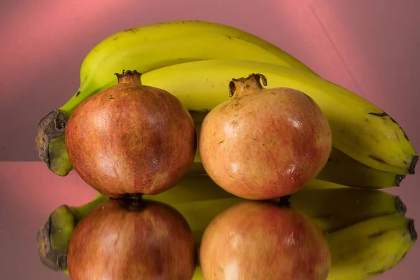 Bananas Amarelas Romã Vermelha Mesa Espelhamento Imagem Gorizontal Com Espaço — Fotografia de Stock