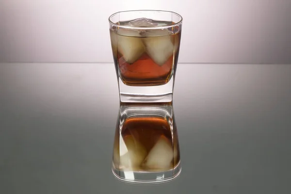 Verre Whisky Avec Des Morceaux Glace Sur Table Miroir Image — Photo