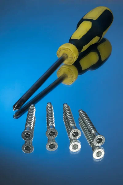 Screwdriver Wood Screws Isolated Blue Background Mirror Reflection Background — Stock Photo, Image