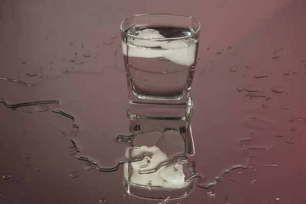 Barman Derramando Vodka Congelada Uma Garrafa Dois Copos Tiros Com — Fotografia de Stock