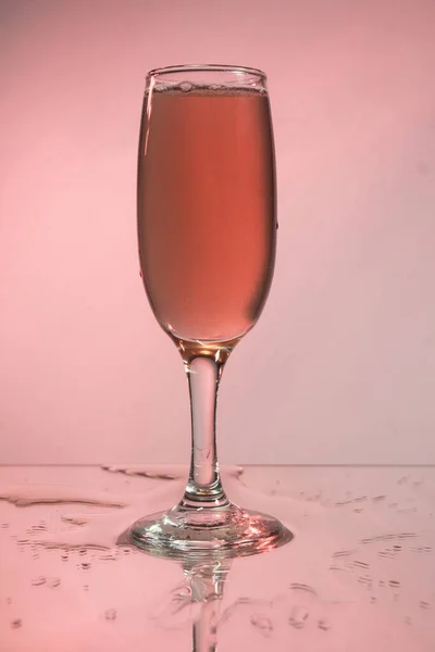 Lunettes Avec Vin Rouge Réflexion Miroir Fond Rose — Photo
