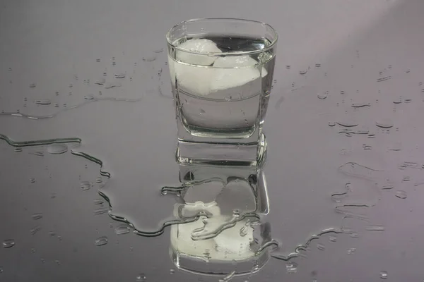 Cantinero Vertiendo Vodka Congelado Una Botella Dos Vasos Chupito Con —  Fotos de Stock