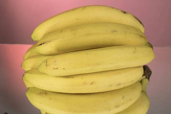 Ramo Plátanos Sobre Mesa Espejo Sobre Fondo Rojo Espejo Con —  Fotos de Stock