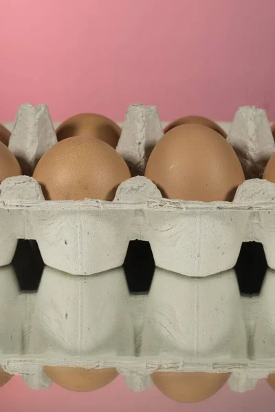 Closeup Eggs Met Het Dienblad Van Blauwe Koelkast Zwarte Spiegelachtergrond — Stockfoto