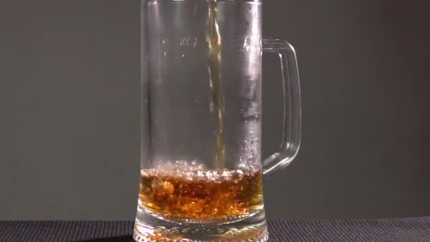 Barman Giet Bier Glas Met Bubbels Dicht Een Donkere Achtergrond — Stockvideo