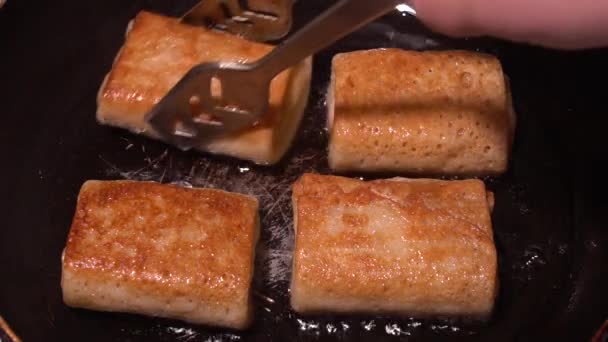 Penggorengan Pancake Dengan Tambalan Pada Wajan Dapur Tradisional Penggorengan Panci — Stok Video