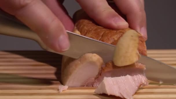 用锋利的小刀把无法辨认的男性厨师切碎培根 — 图库视频影像