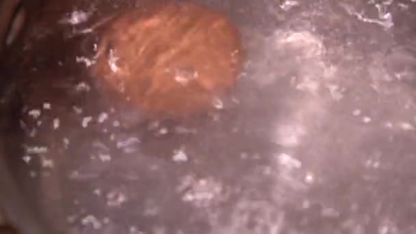 鸡蛋在沸水沸腾的煤气炉上用小锅煮 — 图库视频影像