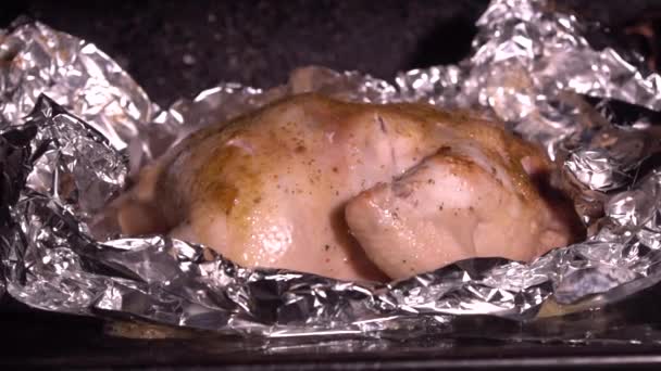 Gebratenes Hühnchen Folie Nahaufnahme Heißen Ofen Kochen Saftig Zartes Huhn — Stockvideo