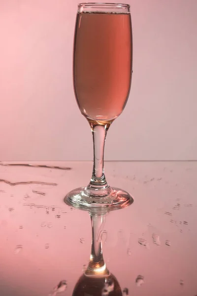 Lunettes Avec Vin Rouge Réflexion Miroir Fond Rose — Photo