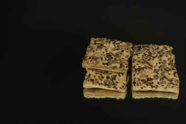 Çekirdekleri siyah ayna arka planında izole edilmiş. Sağlıklı organik atıştırma seçeneği.