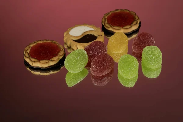 Tarta Con Mermelada Sobre Fondo Espejo Rojo Confitería — Foto de Stock