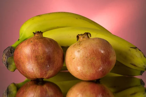 Bananas Amarelas Romã Vermelha Mesa Espelhamento Imagem Gorizontal Com Espaço — Fotografia de Stock