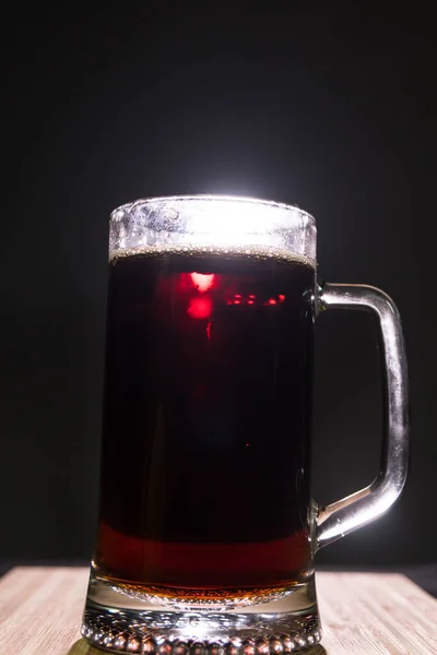 Стеклянное Пиво Деревянном Фоне Копирайтом Темном Фоне — стоковое фото