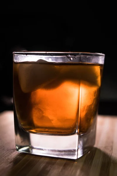 Vaso Whisky Sobre Fondo Madera Cerca Fondo Negro —  Fotos de Stock