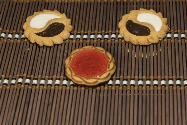 Primer Plano Pasteles Chocolate Con Pila Mermelada Sobre Fondo Bambú — Foto de Stock