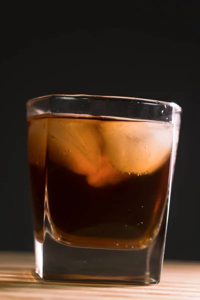 Ένα Ποτήρι Ουίσκι Ξύλινο Φόντο Από Κοντά Μαύρο Φόντο — Φωτογραφία Αρχείου