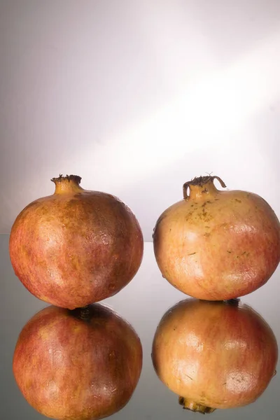 Rode Granaatappel Spiegeltafel Horizontale Afbeelding Met Kopieerruimte Grijze Achtergrond — Stockfoto