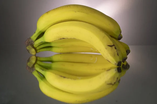 黄香蕉在镜像桌上 带有复制空间的Gorizontal图像 — 图库照片