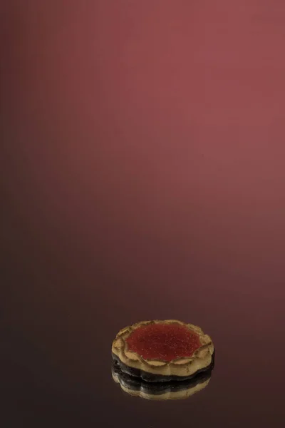 Kuchen Mit Marmelade Auf Rotem Spiegelgrund Süßwaren — Stockfoto