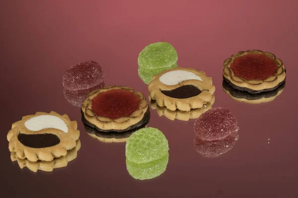 红镜背景上有果酱的蛋糕 糖果店 — 图库照片