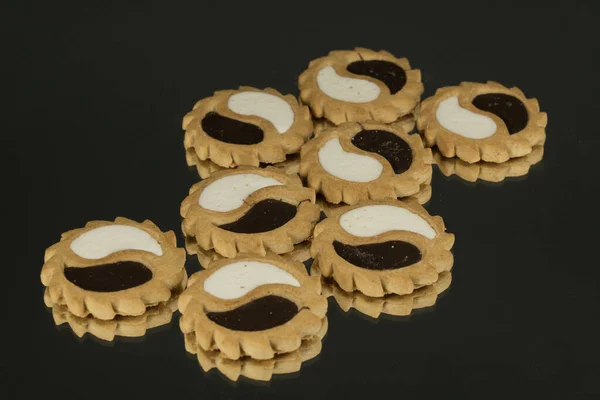 Galletas Con Chocolate Blanco Negro Sobre Fondo Espejo Negro — Foto de Stock