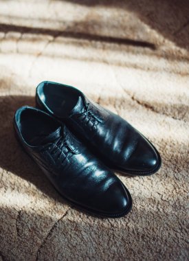 Açık gri ahşap arka plan erkek giyim ve aksesuarları seti