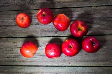 Ahşap arka planda kırmızı elmalar. Boşluğu kopyala.
